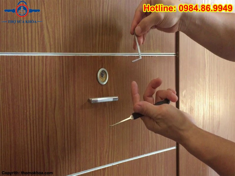 Lắp Đặt Ổ Khóa Mới Cho Tủ Gỗ, Tủ Nhôm Kính Tận Nhà Giá Rẻ Nha Trang
